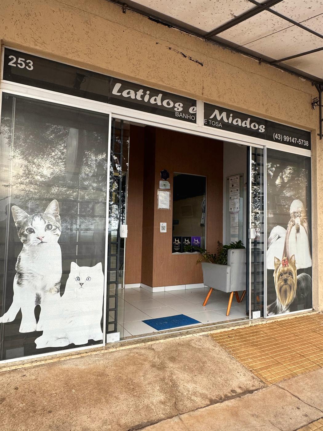 Entrada da Latidos e Miados na Marechal Deodoro, 253, em Cornélio Procópio